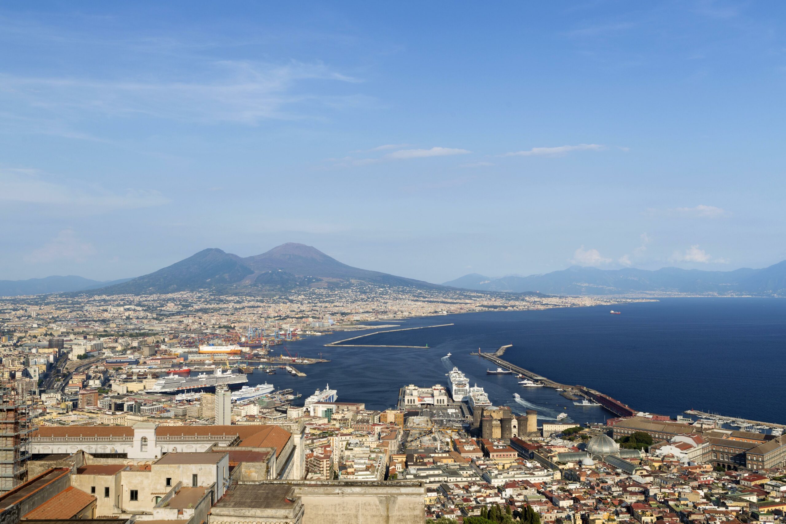 Blick auf Neapel. Viele Menschen sind nach einem Erdbeben auf die Straßen gelaufen.