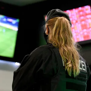Mehrere Polizisten waren in dem Wettbüro im Einsatz. (Symbolfoto)
