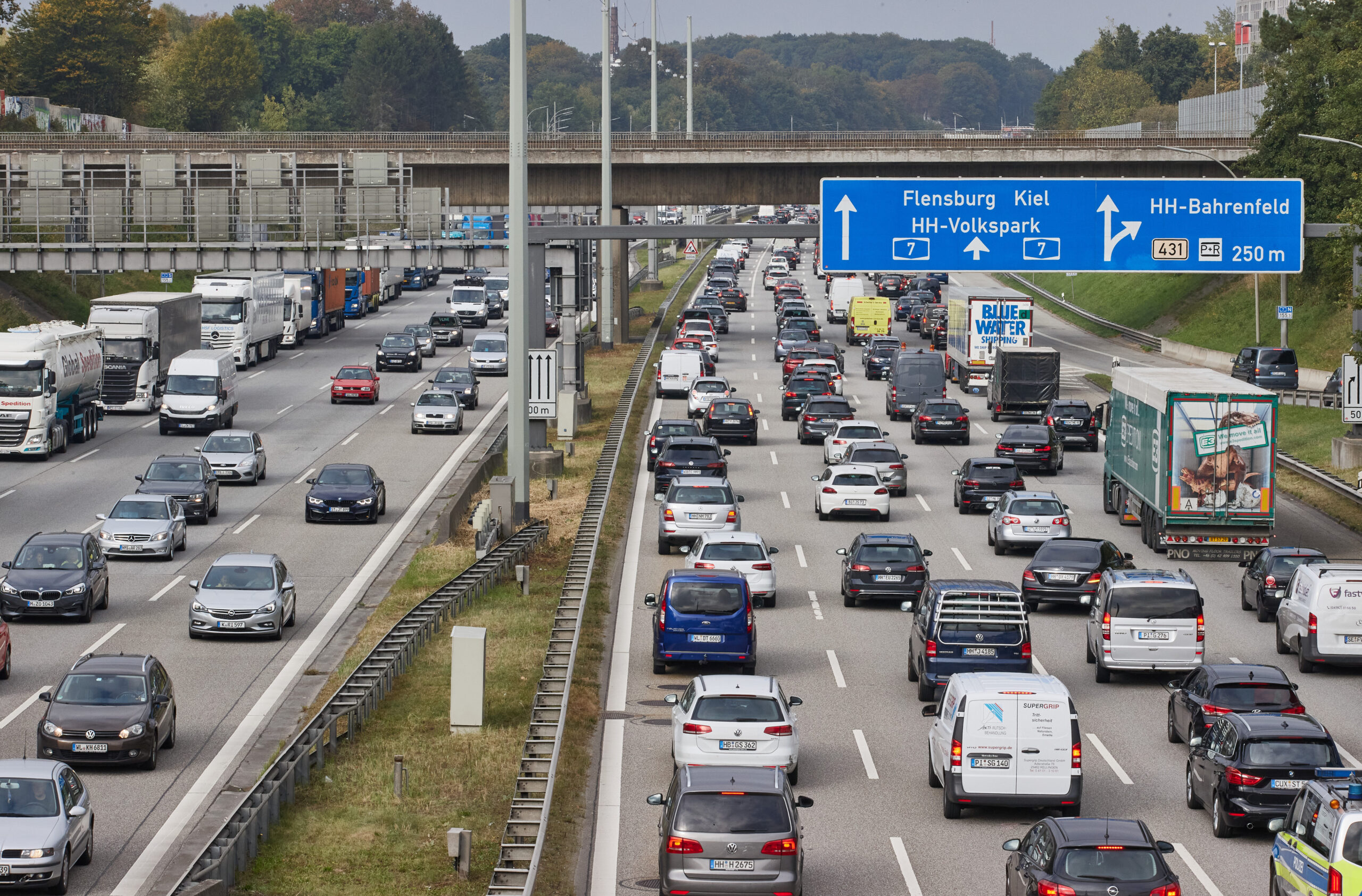 Auf der Autobahn 7 kurz nach dem Elbtunnel an der Abfahrt Bahrenfeld staut sich der Verkehr in beide Richtung.