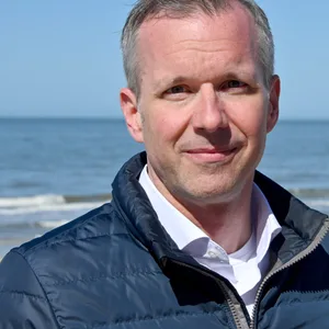 Nikolas Häckel, Bürgermeister der Gemeinde Sylt, steht an der Promenade.