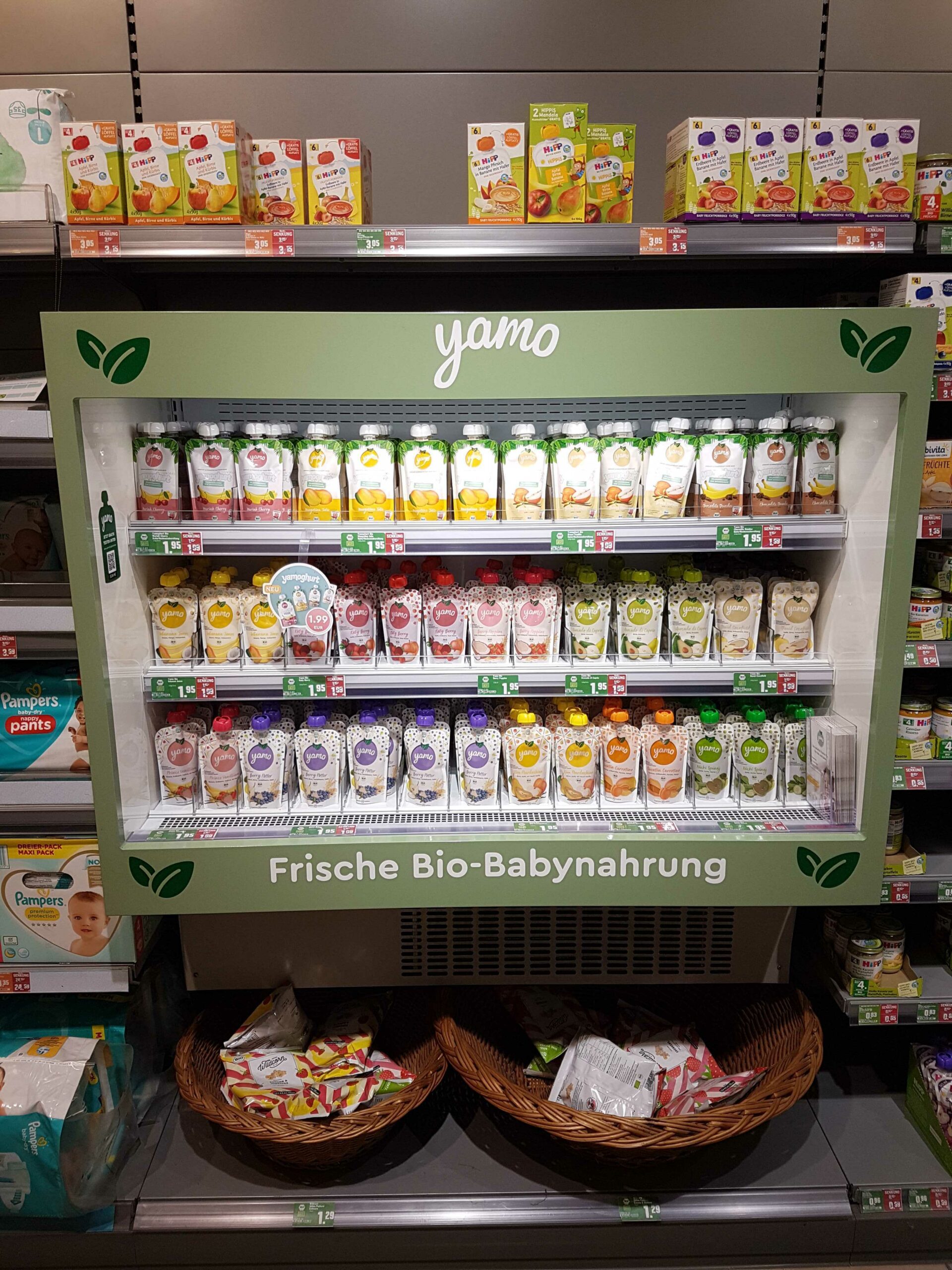 Yamo-Produkte in einer Auslage in einem Supermarkt