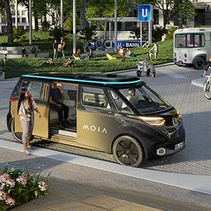 Bis 2026 sollen die ersten autonomen Fahrzeuge von Moia (vorne im Bild) und der Hochbahn selbstständig in Hamburg Passagiere aufsammeln.