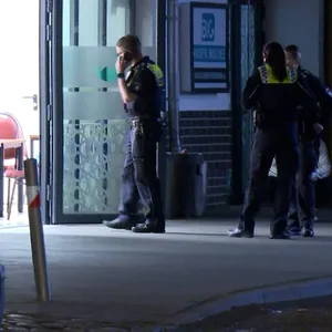 Polizisten vor der Moschee an der Rotenhäuser Straße (Wilhelmsburg).