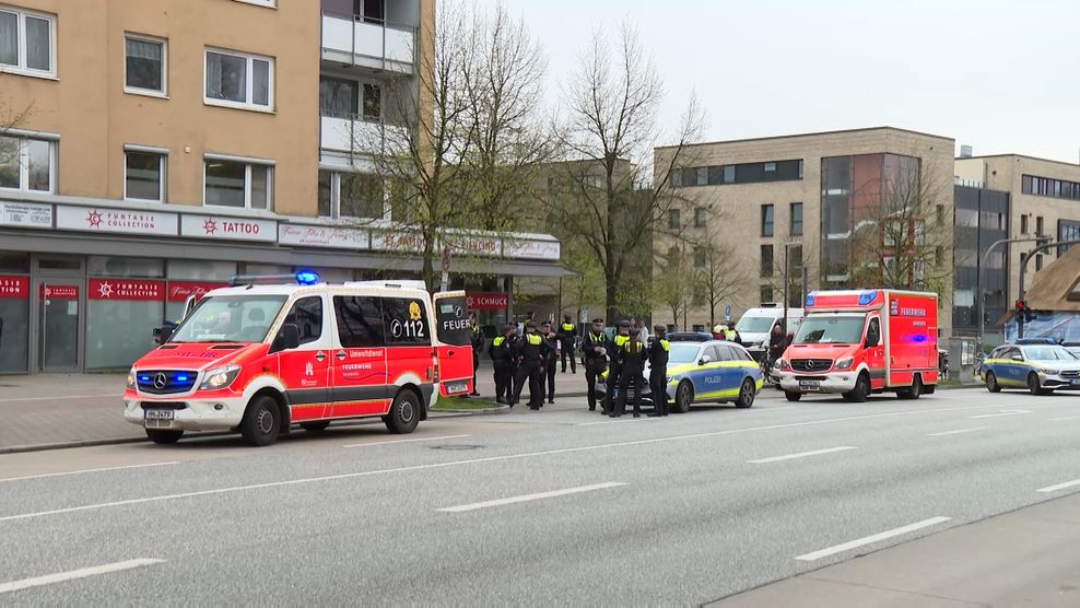 Polizei, Feuerwehr und Rettungsdienst sind zu einem Großeinsatz ausgerückt, nachdem an einem Geldautomat verdächtige Gegenstände gefunden worden waren.