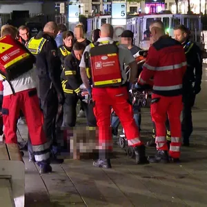 Rettungskräfte kümmern sich am Jungfernstieg um den Verunglückten.