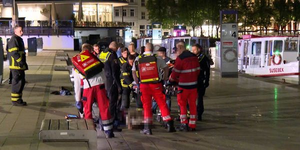 Rettungskräfte kümmern sich am Jungfernstieg um den Verunglückten.