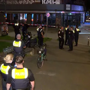 Polizisten stehen vor dem Restaurant am Schulterblatt/Ecke Eimsbütteler Straße.