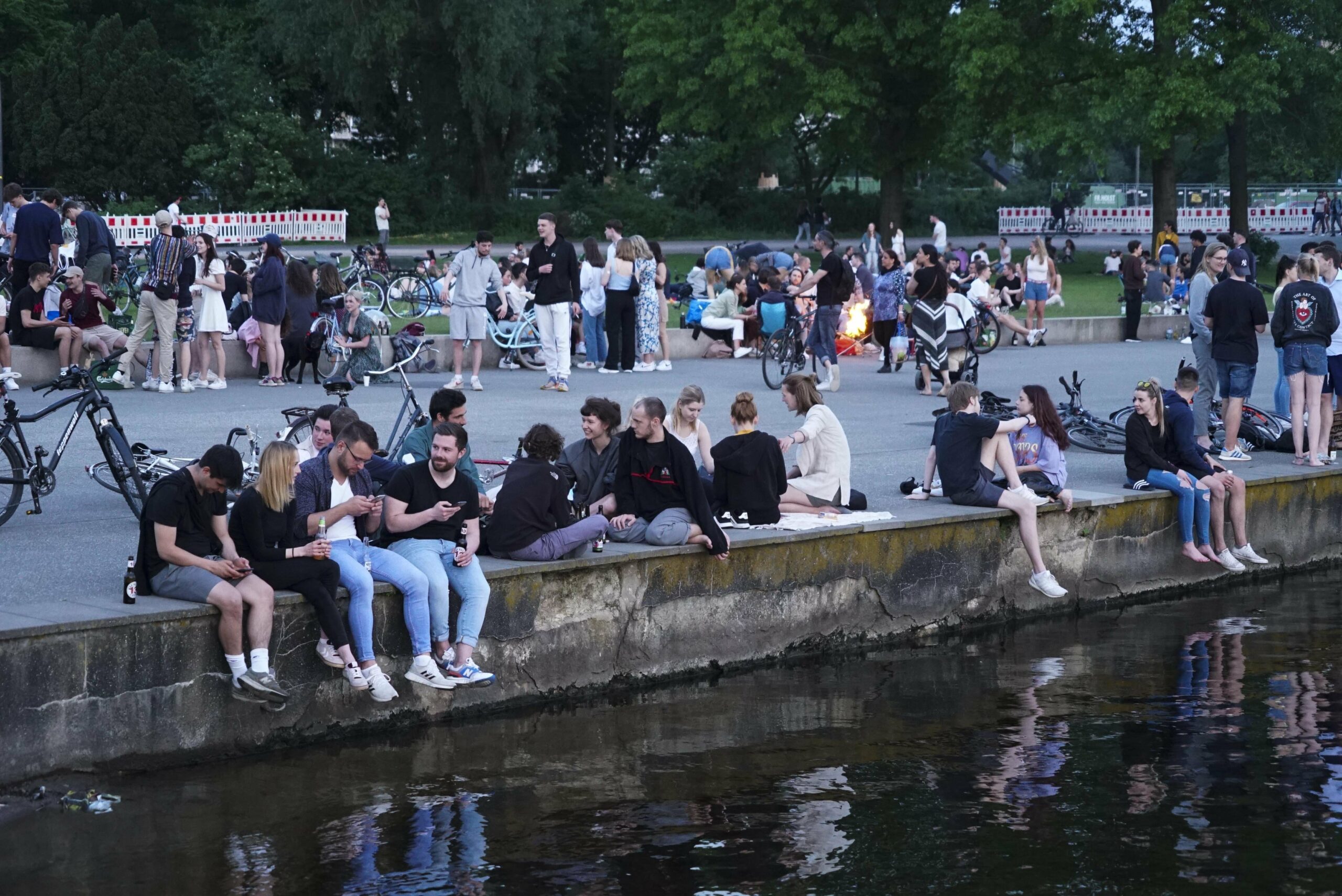 Menschen sitzen im Sommer an der Alster.