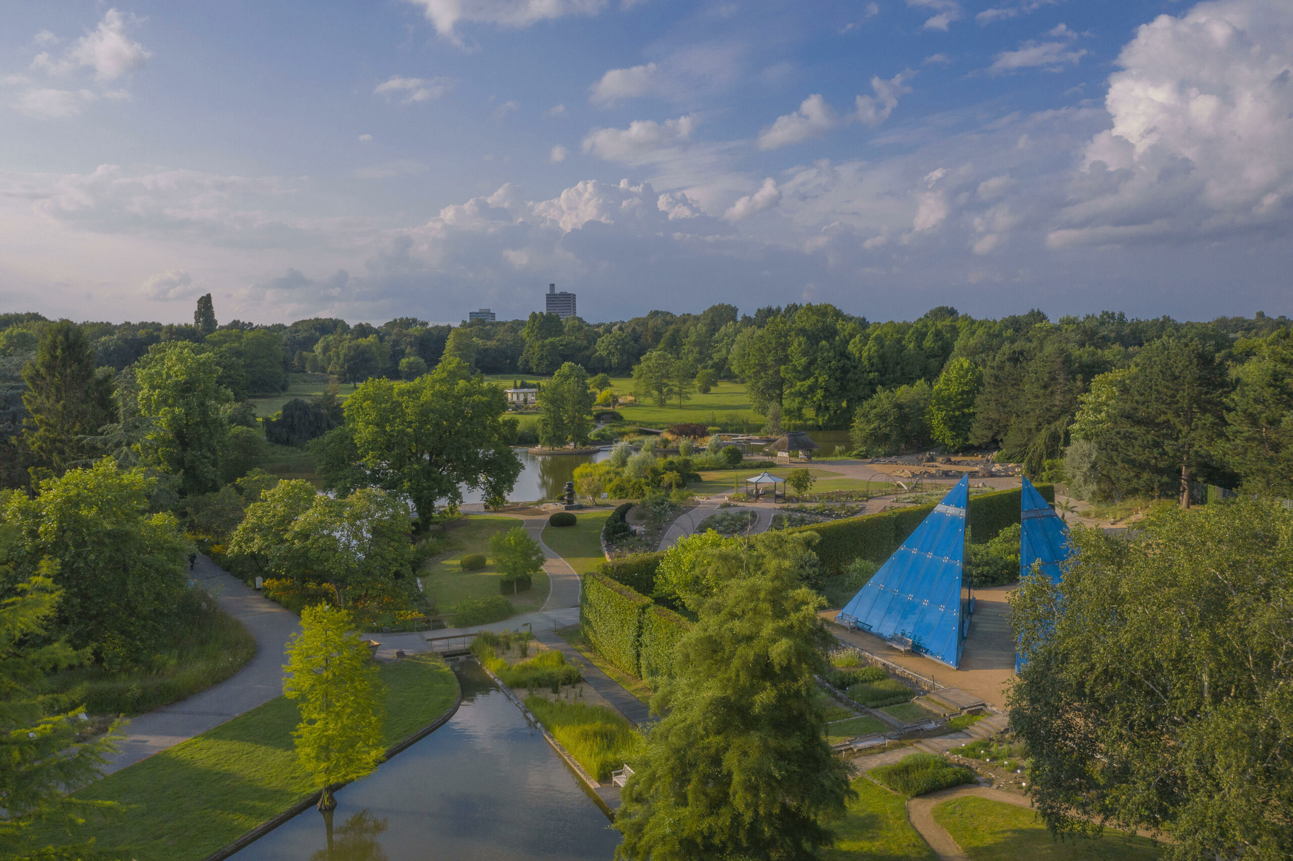 Blick über den Botanischen Garten: Auf einem Parkplatz daneben sollen Geflüchtete unterkommen, doch das wollen erzürnte Anwohner verhindern.