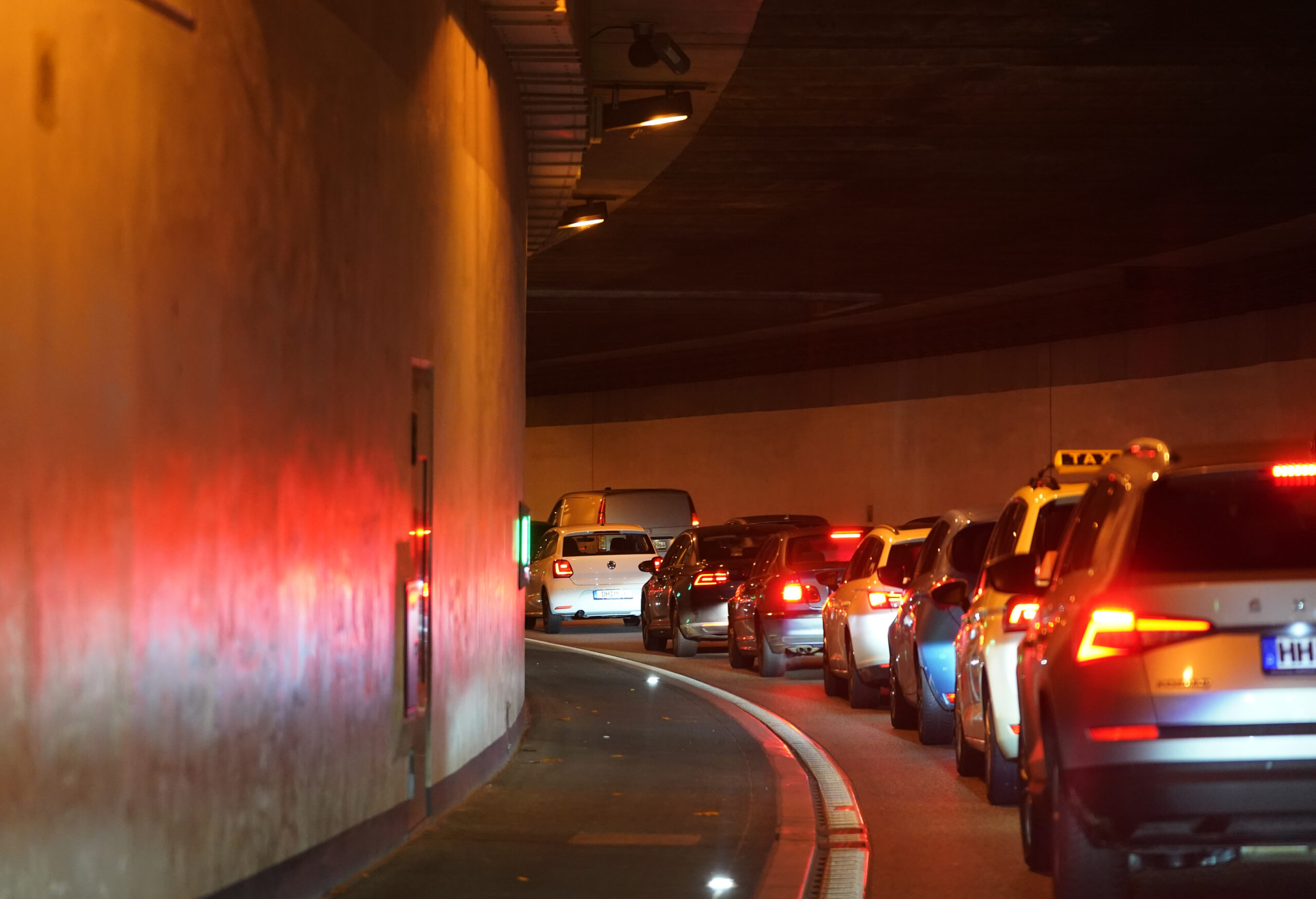Autos stauen sich im Wallringtunnel (Archivbild)