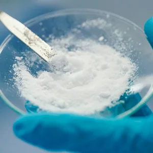Eine Glasschale mit Lithiumchlorid – ein weißes Pulver