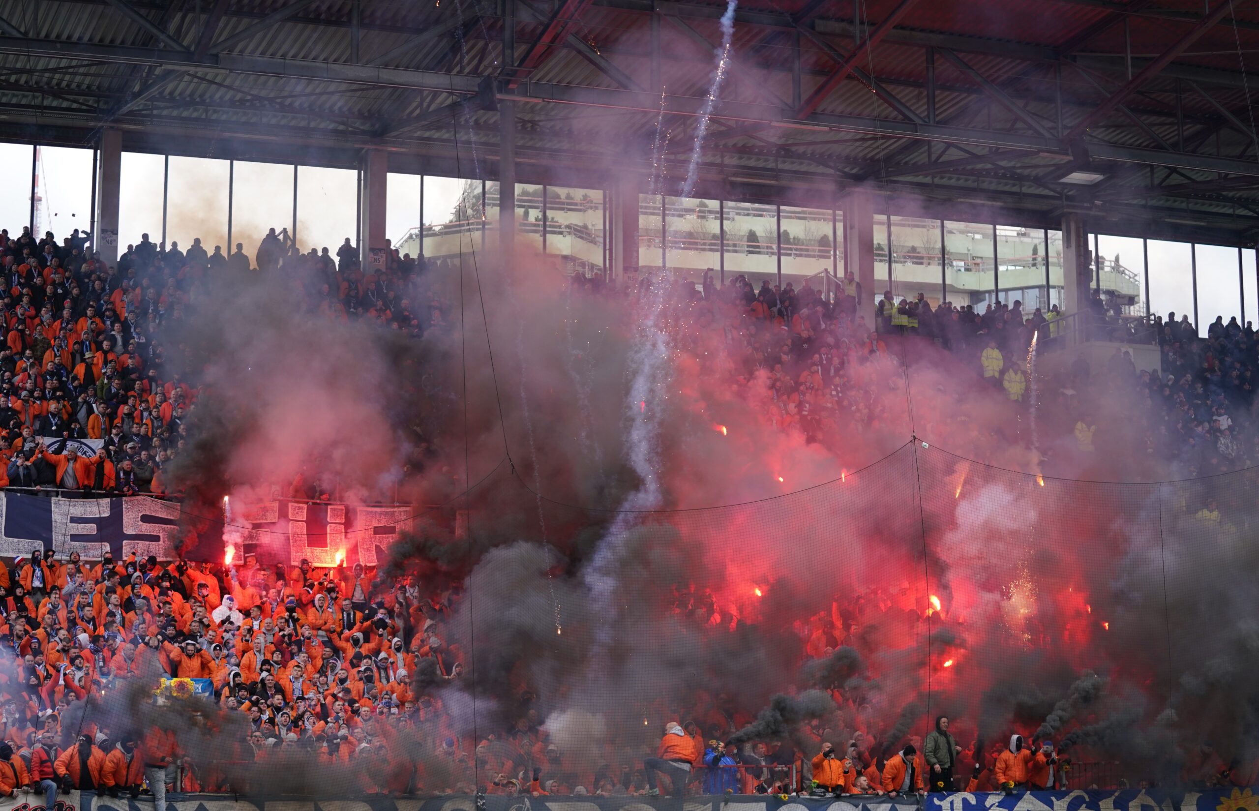 Rostocks-Fans brennen am Millerntor Feuerwerkskörper ab