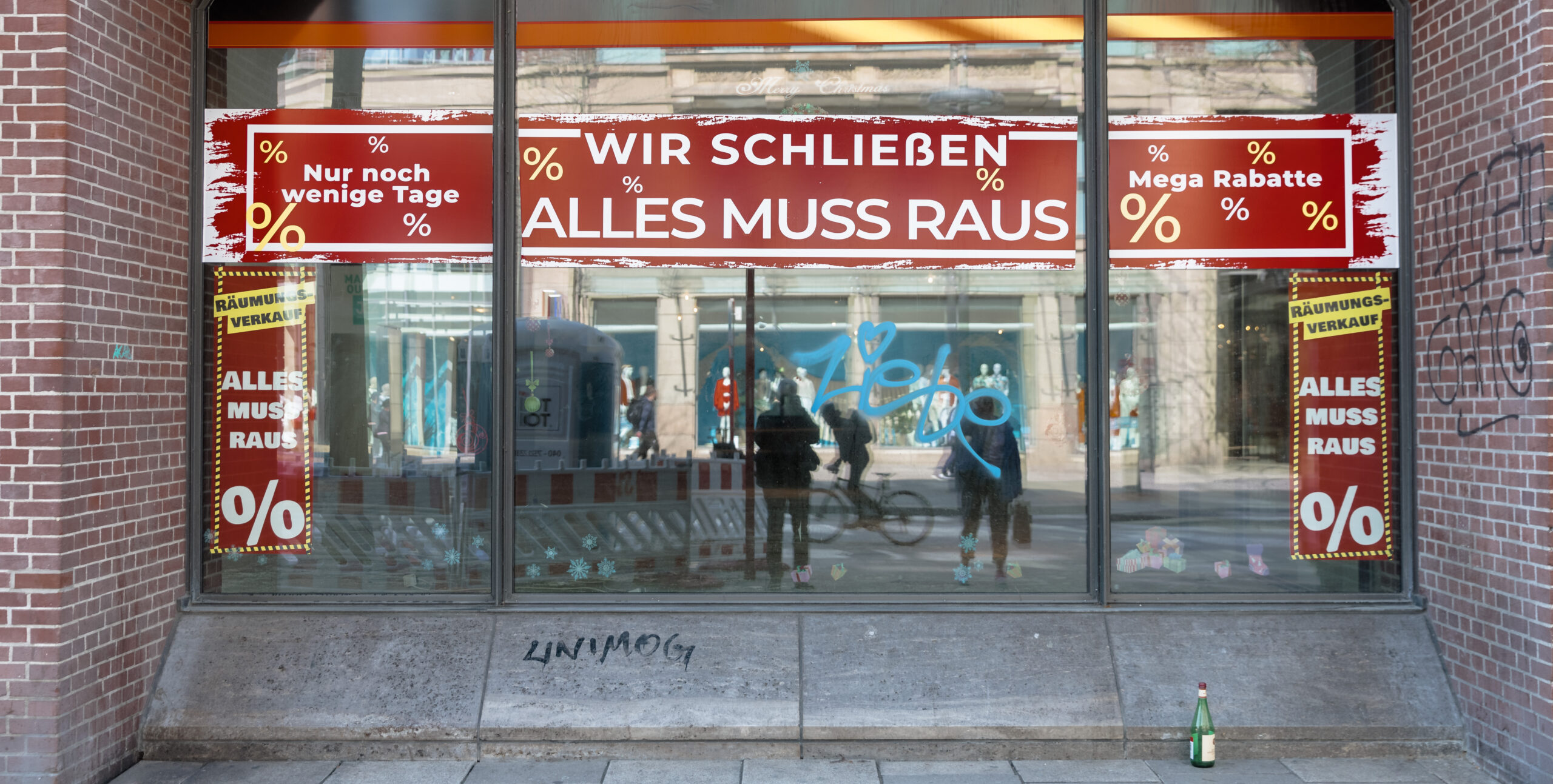 „Wir schliessen. Alles muss raus“, steht am Schaufenster eines Geschäfts in der Hamburger Mönckebergstrasse.