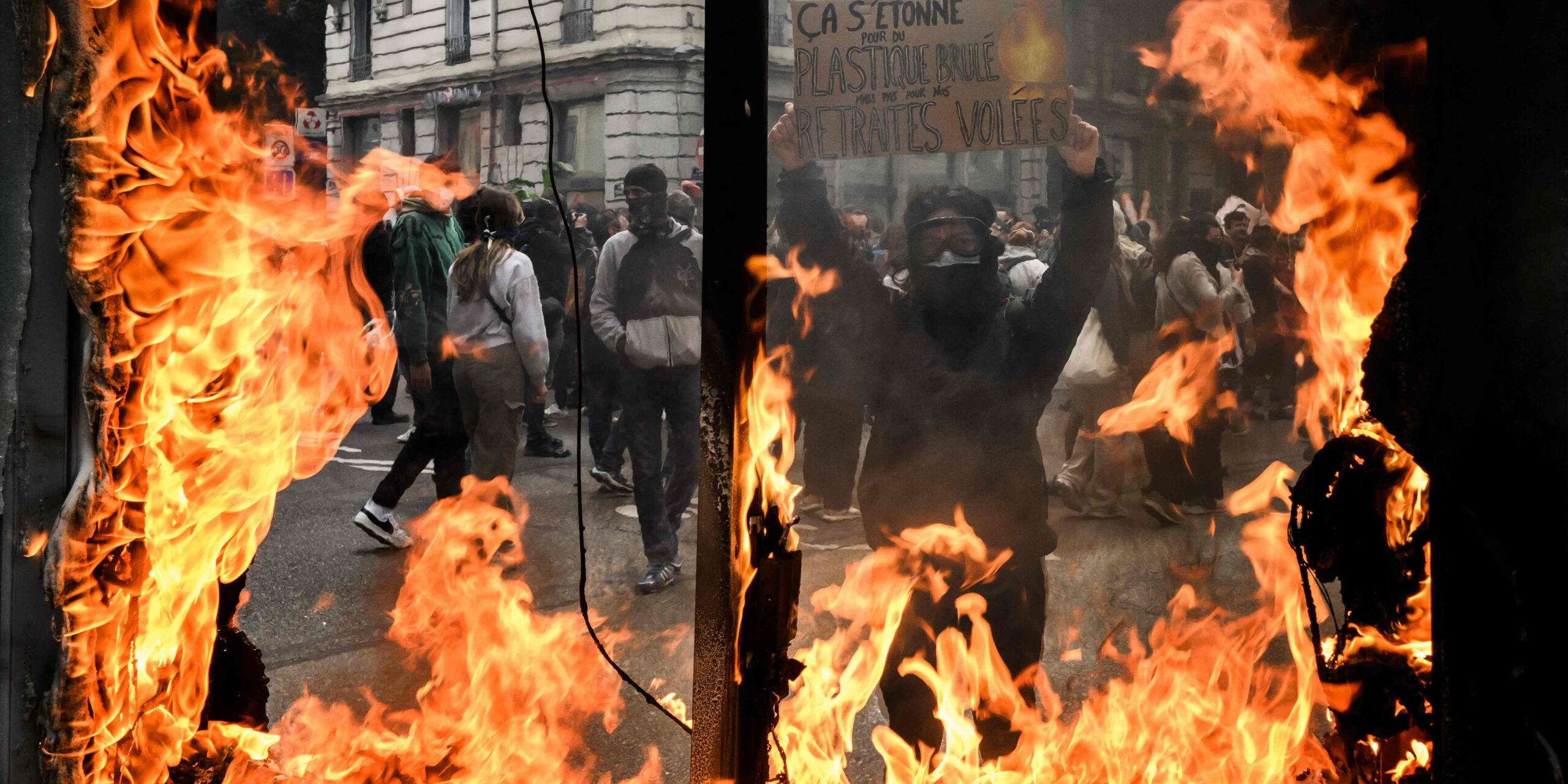 Ein Demonstrant in Paris