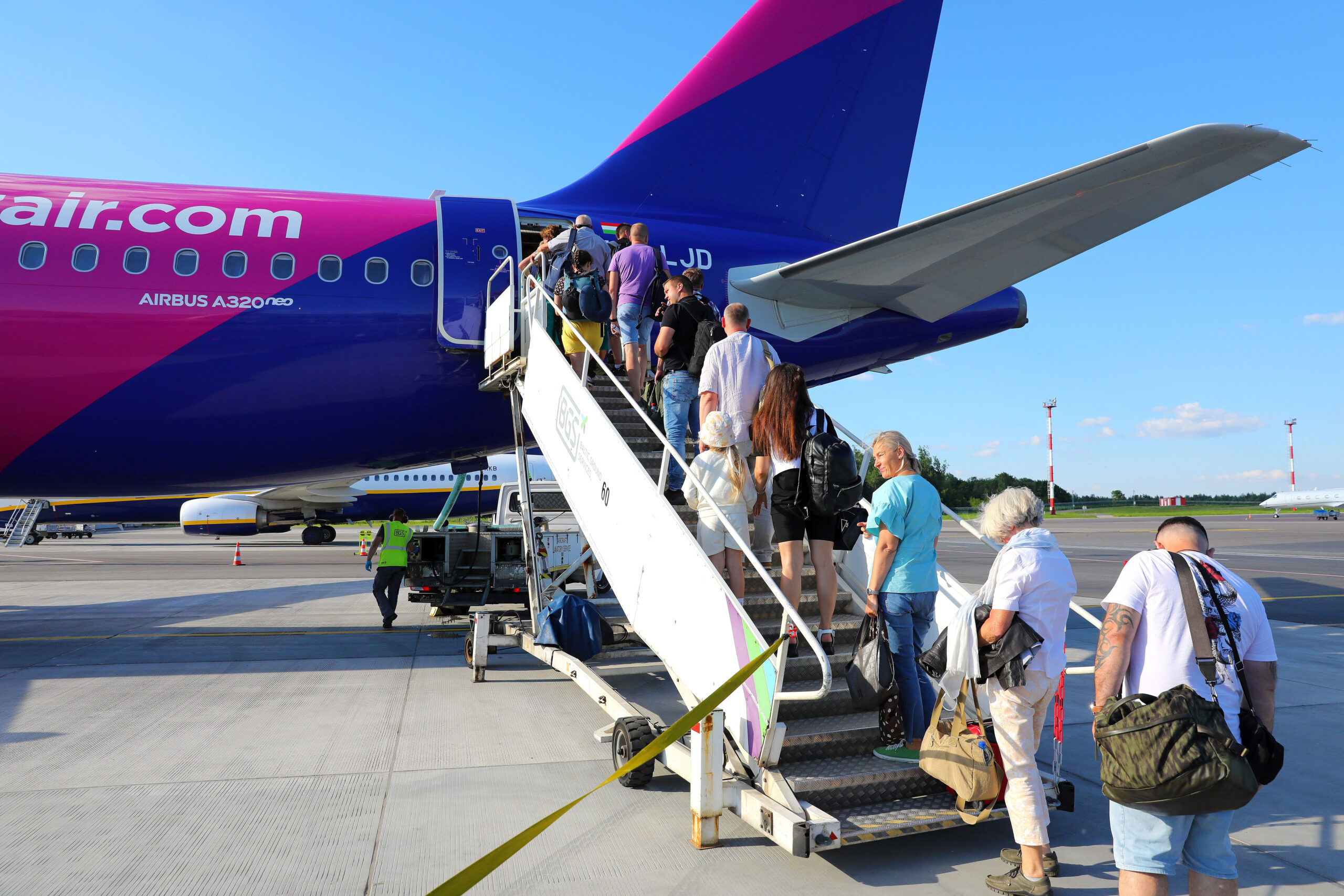 Passagiere steigen in ein Flugzeug der Airline Wizzair