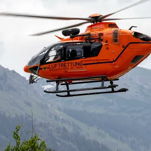 Ein Rettungshubschrauber in den Alpen in Bayern