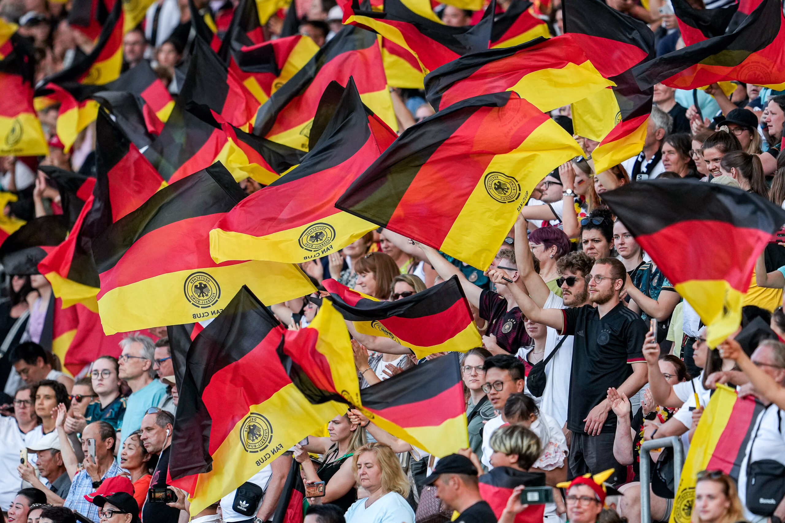 Fußballfans mit Deutschlandfahne