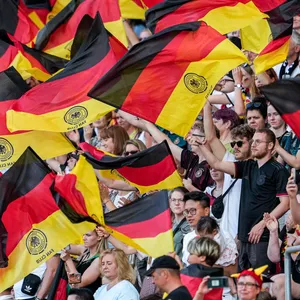 Fußballfans mit Deutschlandfahne