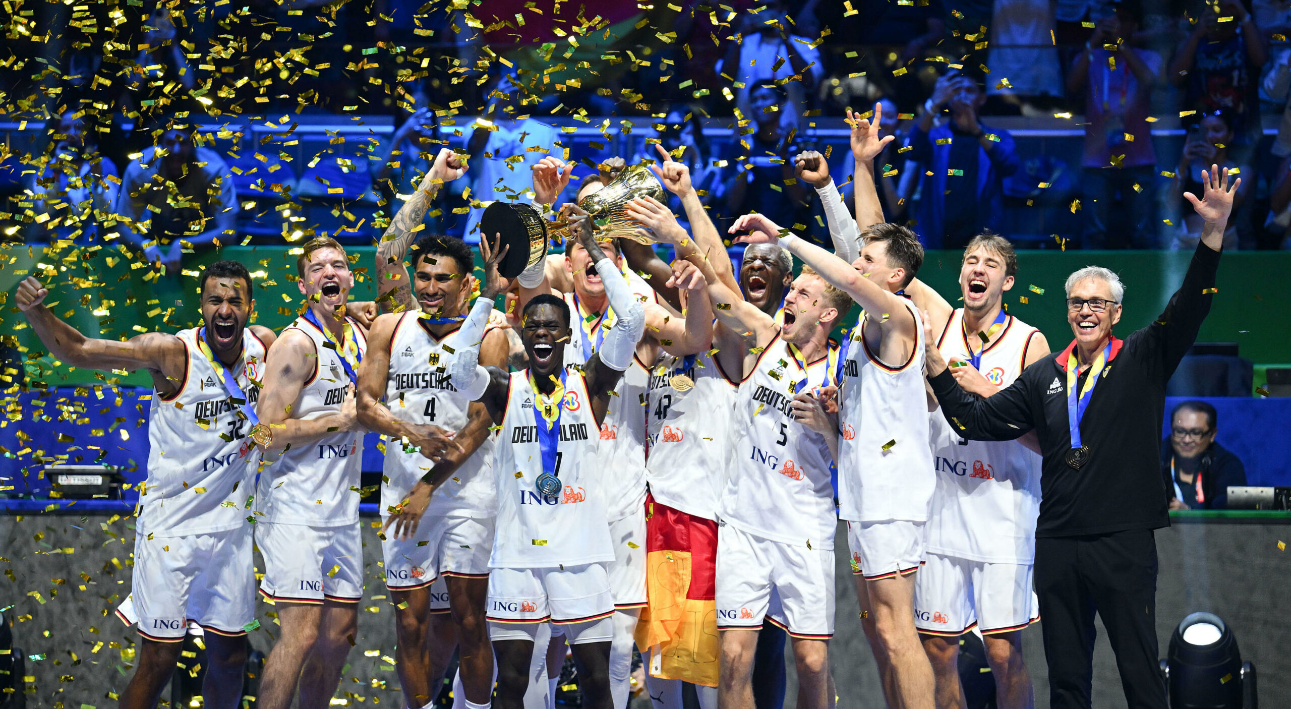 Die deutschen Basketball-Weltmeister bejubelt ihren Titelgewinn 2023 in Japan