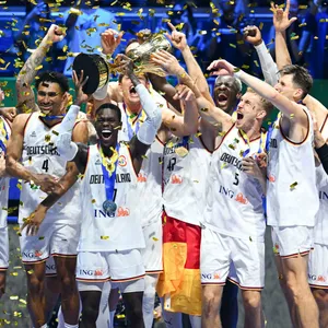 Die deutschen Basketball-Weltmeister bejubelt ihren Titelgewinn 2023 in Japan