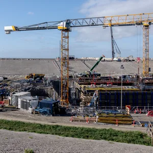 Auf der Großbaustelle für den Fehmarnbelttunnel (Archivbild von der dänischen Seite) ist ein Arbeiter ums Leben gekommen.