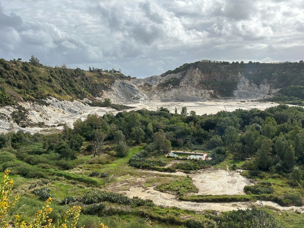 Blick auf das Vulkanfeld Solfatara in der Kleinstadt Pozzuoli im Westen der italienischen Millionenmetropole Neapel