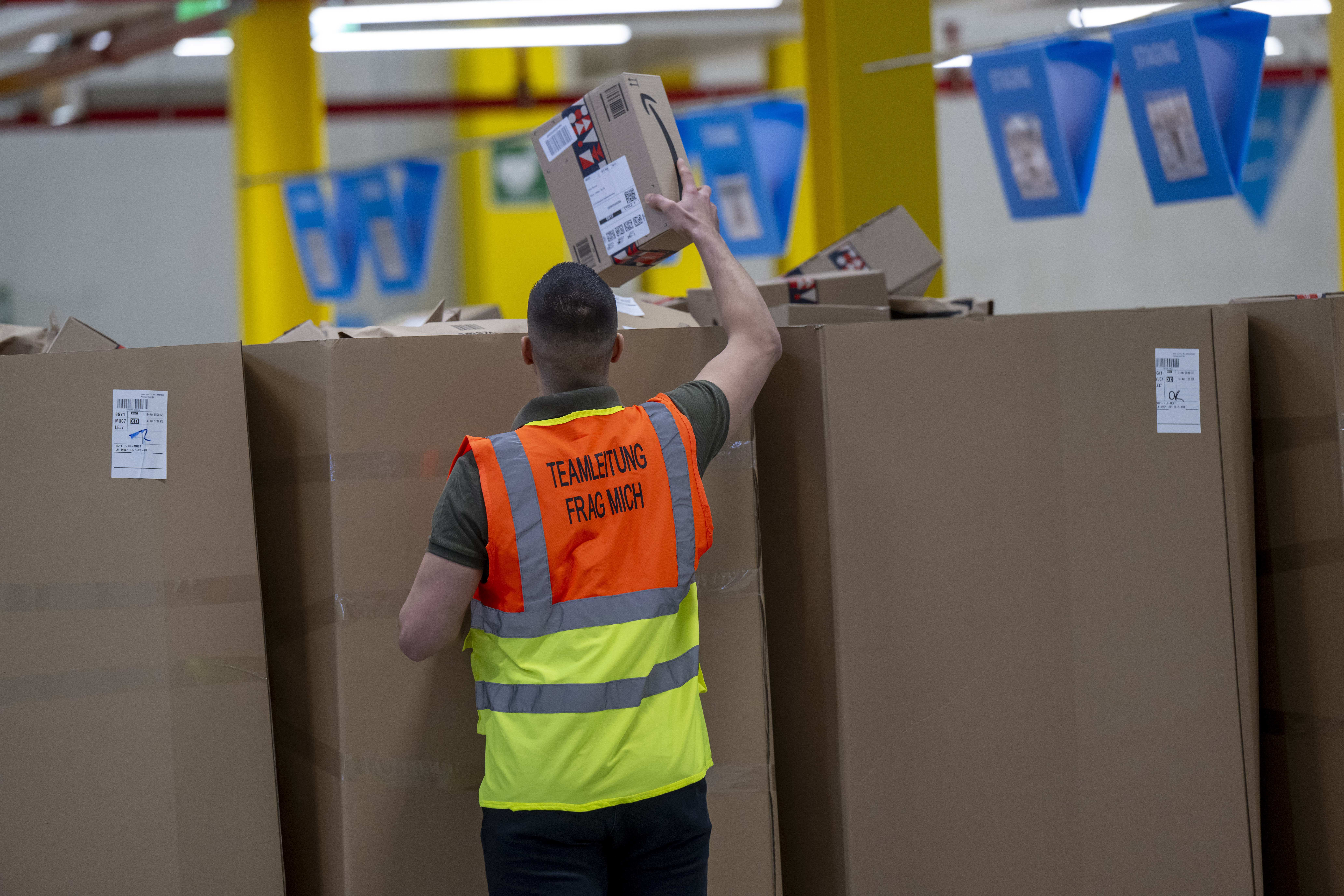 Amazon-Mitarbeiter in Logistikzentrum