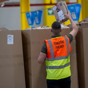 Amazon-Mitarbeiter in Logistikzentrum