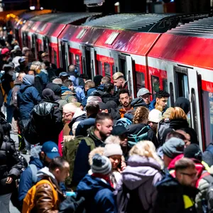Gedränge am Hauptbahnhof (Symbolbild) – weil zu wenig Geld da ist, werden neue Engpässe im Pendlerverkehr mit der S-Bahn befürchtet.