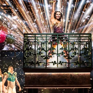 Das Ensemble des „& Julia“-Musicals am Broadway
