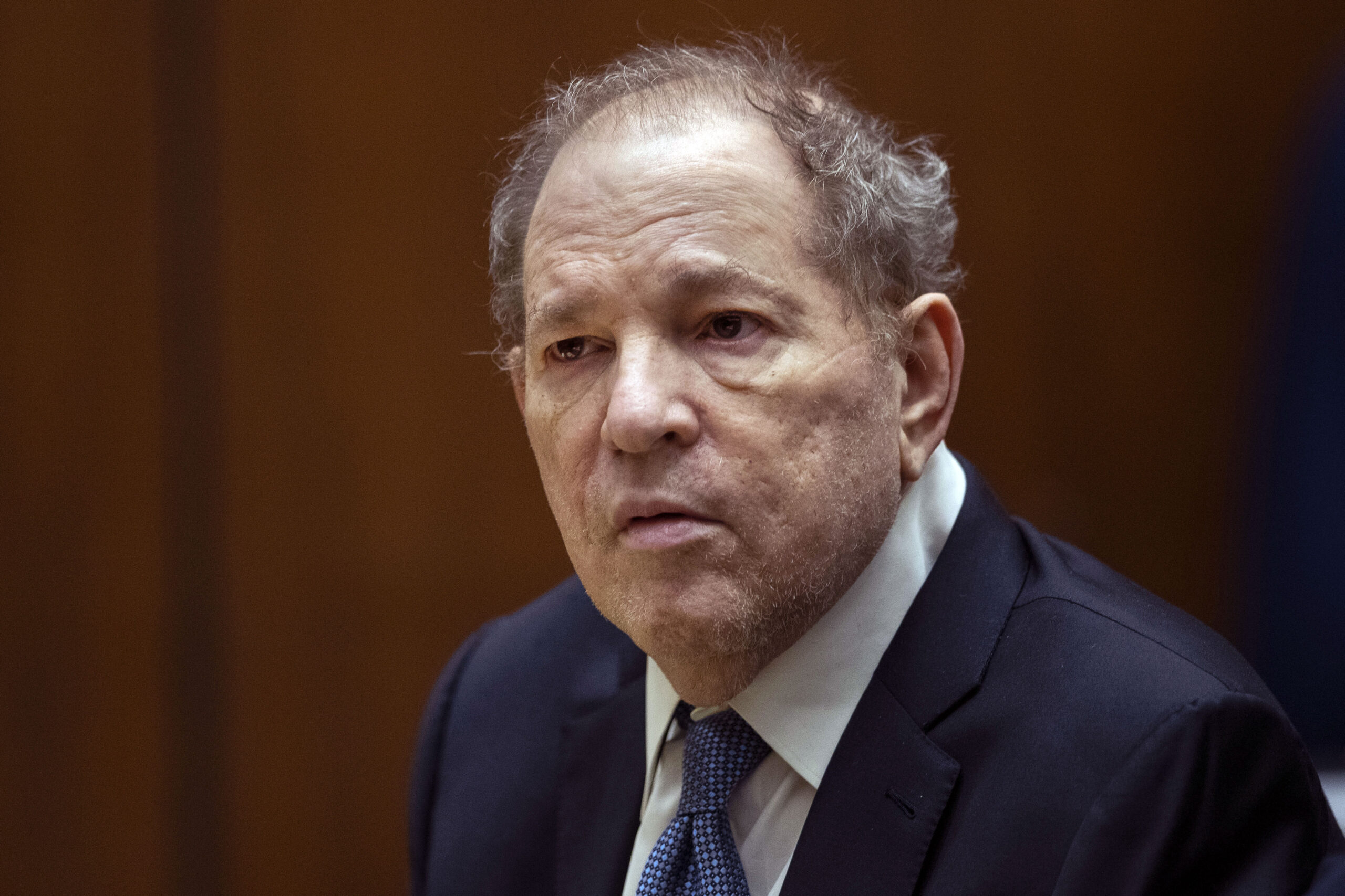 Der verurteilte Sexualstraftäter und ehemalige Filmproduzent Harvey Weinstein bei einer gerichtlichen Anhörung im Oktober 2022.