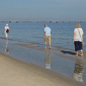 Wanderer sind am Strand von Ahlbeck unterwegs.