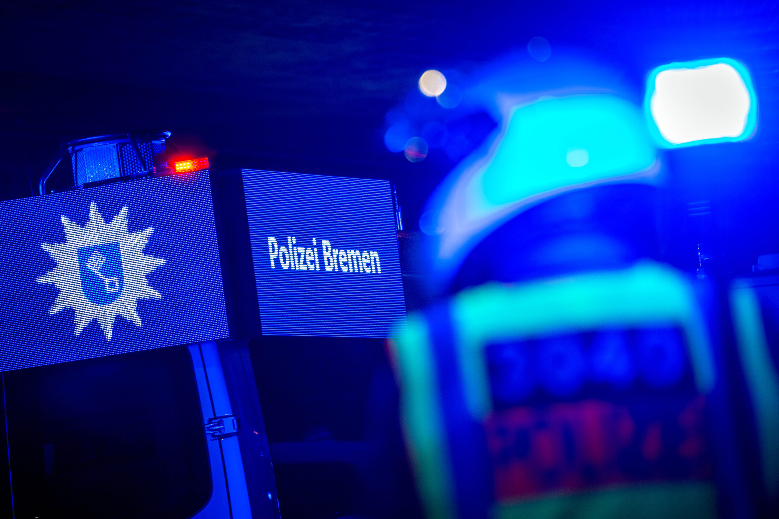 Ein Schild der Polizei Bremen an einem Einsatzwagen.