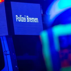 Ein Schild der Polizei Bremen an einem Einsatzwagen.
