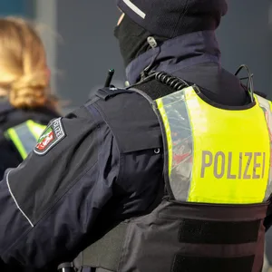 Bewaffnete Polizisten mit Schutzweste