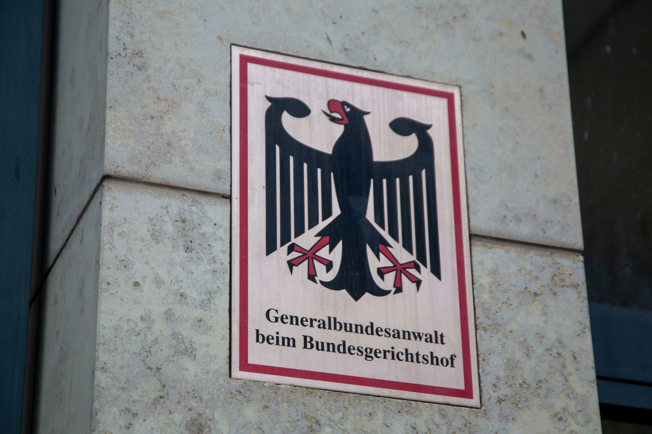 Das Schild des Generalbundesanwalts ist am Platz der Menschenrechte in Karlsruhe zu sehen.