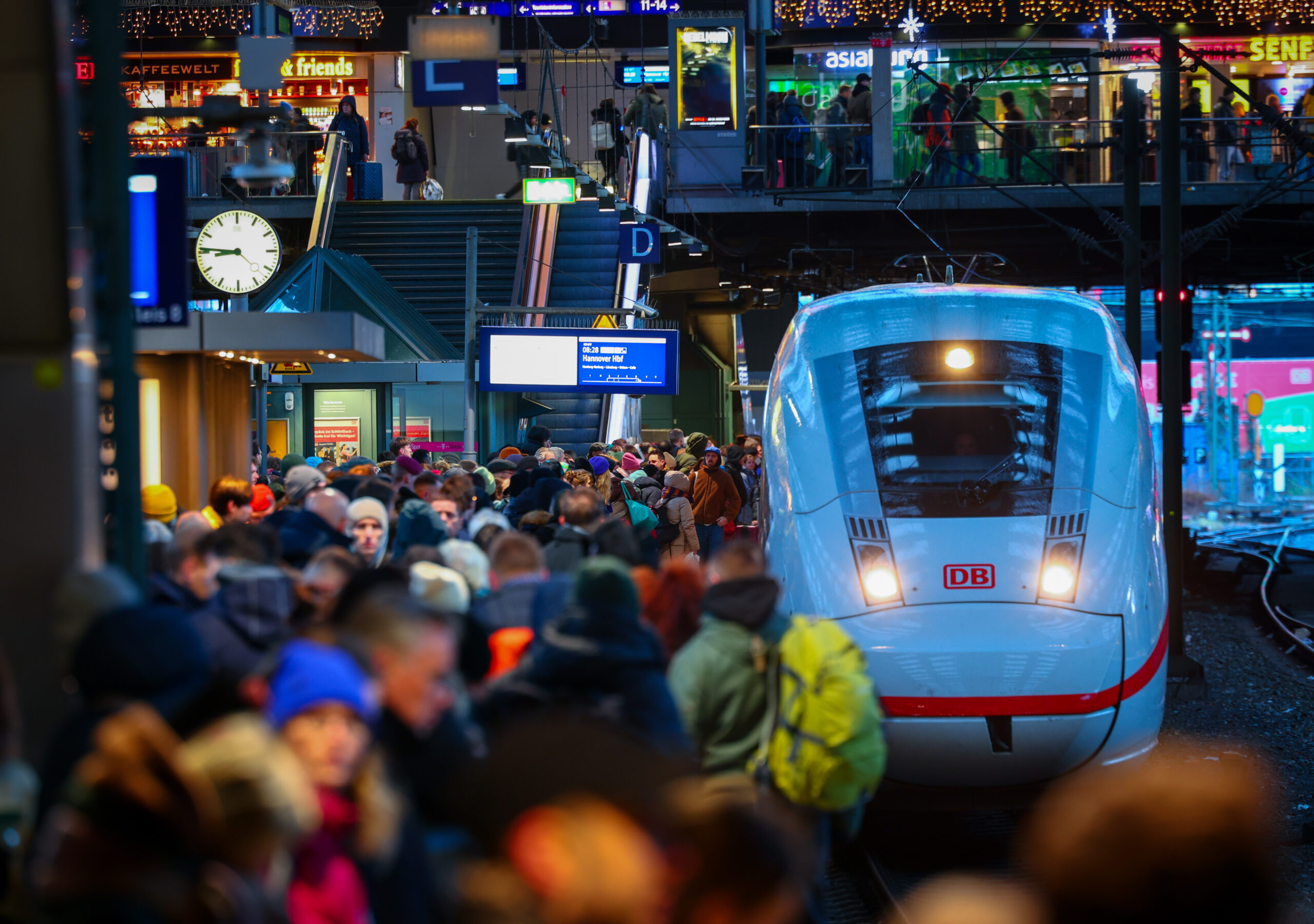 Ein Zug der Deutschen Bahn am Hamburger Hauptbahnhof