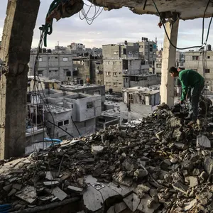 in Palästinenser inspiziert sein Haus nach einem israelischen Luftangriff.