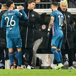 Elias Saad und Marcel Hartel holen sich Anweisungen von ihrem Coach.