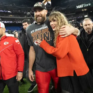 NFL-Spieler Travis Kelce und Superstar Taylor Swift halten einander nach einem Footballspiel im Arm.