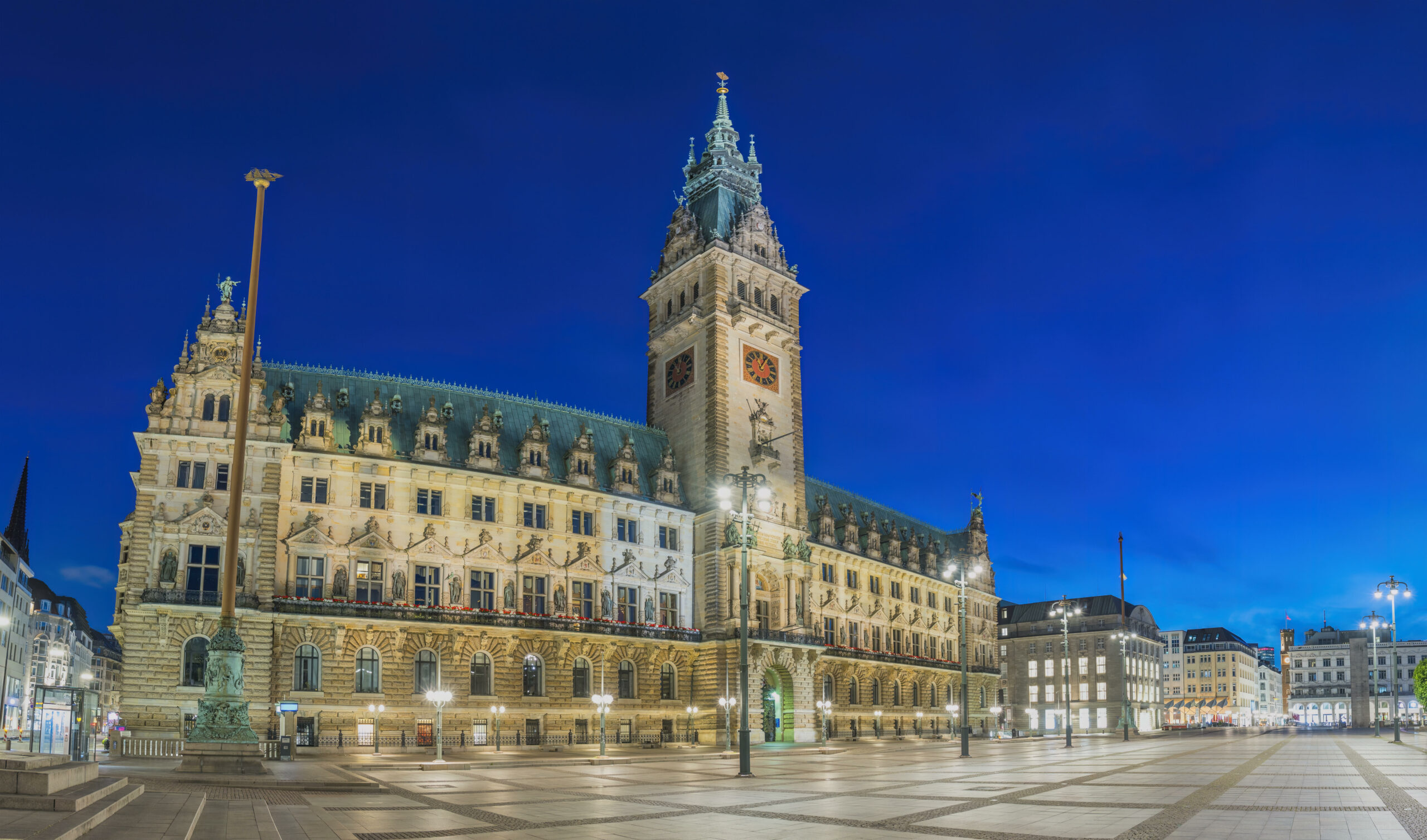 Das Hamburger Rathaus: Zwar wird die Bürgerschaft erst 2025 gewählt, doch schon die Bezirks- und die EU-Wahl gelten als Barometer für den politischen Willen der Hamburger.