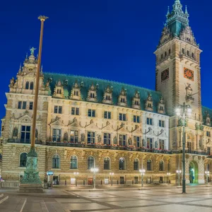 Das Hamburger Rathaus: Zwar wird die Bürgerschaft erst 2025 gewählt, doch schon die Bezirks- und die EU-Wahl gelten als Barometer für den politischen Willen der Hamburger.