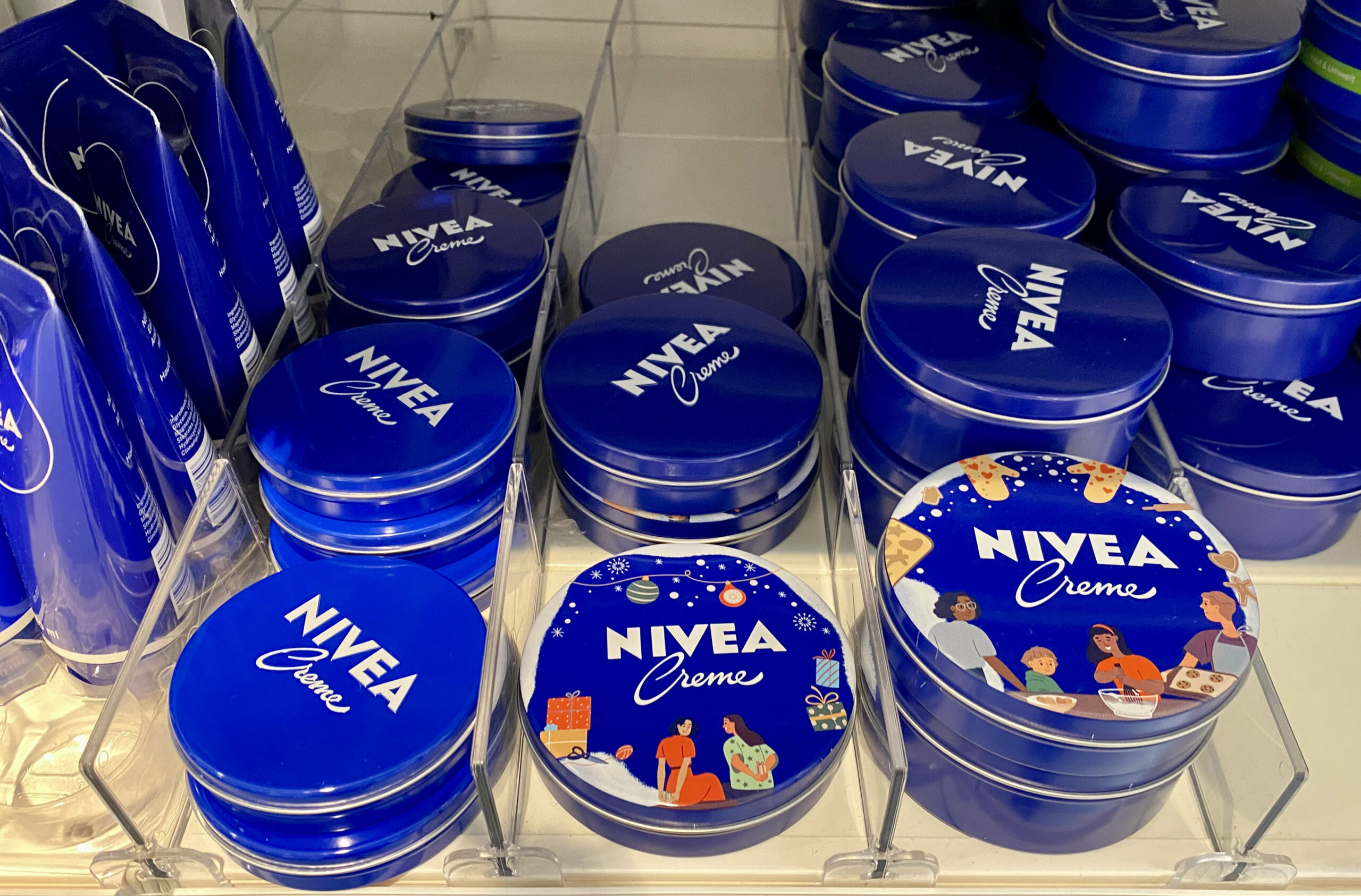 Nivea Creme-Dosen in einem Drogeriemarkt