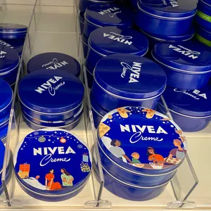 Nivea Creme-Dosen in einem Drogeriemarkt