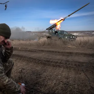 Ein ukrainischer Soldat feuert Raketen auf russische Stellungen.