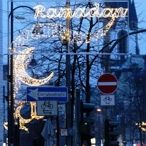 Leuchtener Schriftzug „Ramadan“ über einer Straße