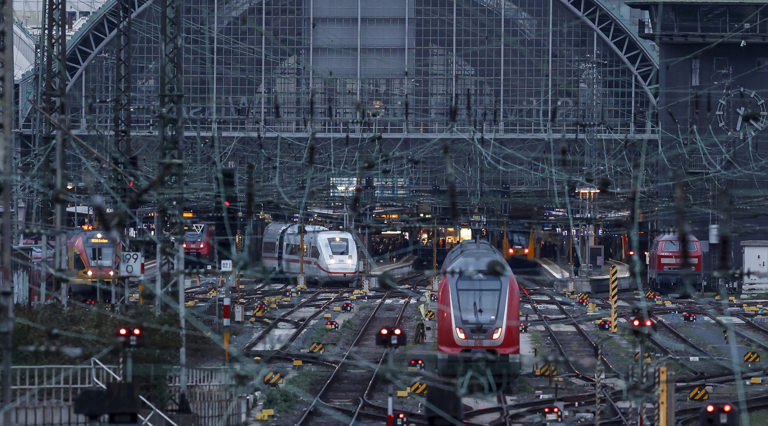 Züge am Frankfurter Hauptbahnhof (Archivbild).