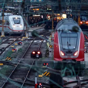 Züge am Frankfurter Hauptbahnhof (Archivbild).