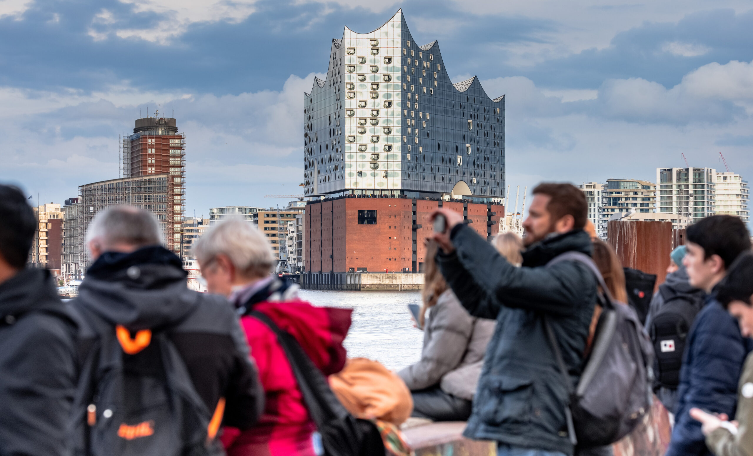 Touristen vor der Elbphilharmonie in Hamburg