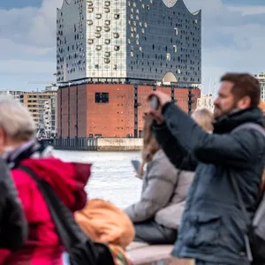 Touristen vor der Elbphilharmonie in Hamburg